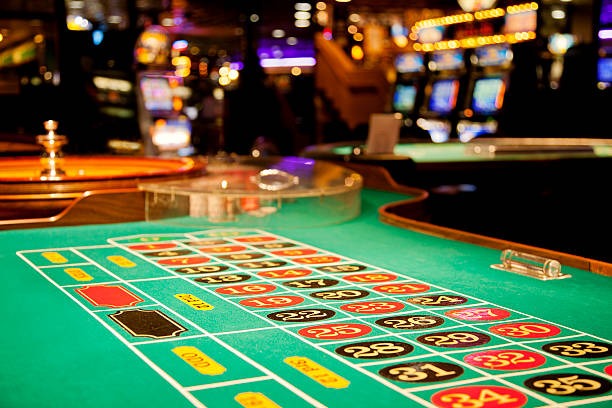 buaya88 Three Card Poker betting interface showing ante, play, and pair-plus bet buttons with chip denominations